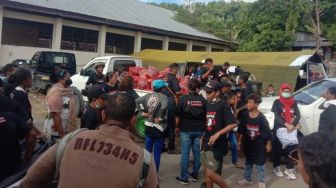 Relawan ke Papua Barat, Beri Sumbangan dan Trauma Healing bagi Korban Kebakaran