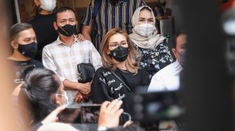 Kasus KD vs Keluarga Ayu Ting Ting Berlanjut, Abdul Rozak dan Ummi Kalsum Diperiksa Polisi