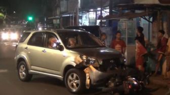 Oleng ke Kanan, Mobil Tabrak 3 Motor di Tebet