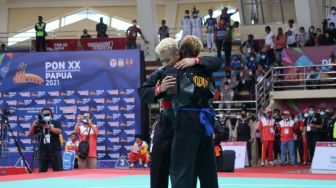 Suami Istri Kompak Rebut Emas Pencak Silat PON Papua