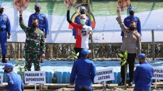 Tanam Mangrove di Pantai Morosari, Ganjar Pranowo: Selamatkan Bumi dan Kemanusiaan