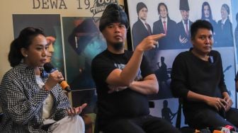 Musisi Ahmad Dhani saat menggelar jumpa pers konser perayaan 30 tahun Dewa 19 di Pasar Minggu, Jakarta Selatan, Selasa (12/10/2021). [Suara.com/Alfian Winanto]