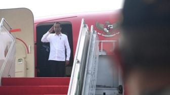 Benarkah Presiden Jokowi Pakai Kemeja Merah Palu Arit? Ini Faktanya