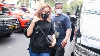 Pedangdut Ayu Ting Ting saat datang untuk menjalani pemeriksaan di Polda Metro Jaya, Jakarta Selatan, Selasa (12/10/2021). [Suara.com/Alfian Winanto]