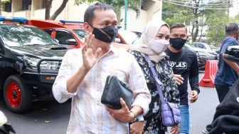 Orang tua pedangdut Ayu Ting Ting, Abdul Rozak dan Umi Kalsum saat datang untuk menjalani pemeriksaan di Polda Metro Jaya, Jakarta Selatan, Selasa (12/10/2021). [Suara.com/Alfian Winanto]