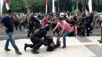 Polisi Banting Mahasiswa: Brigadir NP Ditahan Di Sel Khusus, Ditunda Naik Pangkat