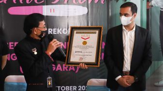 Direktur Operasional Museum Rekor Indonesia (MURI), Yusuf Ngadri saat akan memberikan piagam MURI kepada drama web series Little Mom yang berhasil memecahkan rekor di Hitmakers Studio, Jakarta Pusat, Rabu (13/10/2021). [Suara.com/Alfian Winanto]