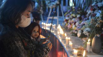 Warga berdoa saat peringatan 19 tahun tragedi bom Bali di Monumen Bom Bali, Badung, Bali, Selasa (12/10/2021). [ANTARA FOTO/Fikri Yusuf]