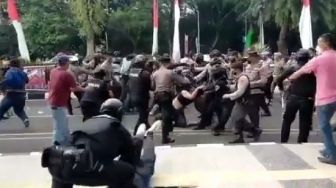 Heboh Video Polisi "Smackdown" Mahasiswa Saat Bubarkan Demonstrasi, Ini Kata Kapolres