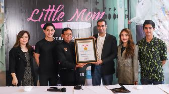 Direktur Operasional Museum Rekor Indonesia (MURI), Yusuf Ngadri (ketiga kiri) saat memberikan piagam MURI kepada drama web series Little Mom yang berhasil memecahkan rekor di Hitmakers Studio, Jakarta Pusat, Rabu (13/10/2021). [Suara.com/Alfian Winanto]