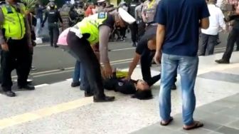 Viral Video Polisi Banting Mahasiswa Sampai Kejang Saat Demo di Tangerang