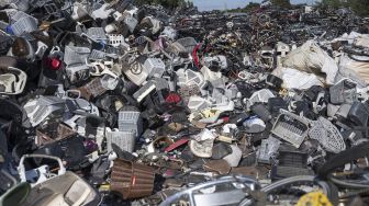 Sepeda dan suku cadang sepeda berada di tempat pembuangan sampah di Saitama, Jepang, pada (11/10/2021). [Charly TRIBALLEAU / AFP]