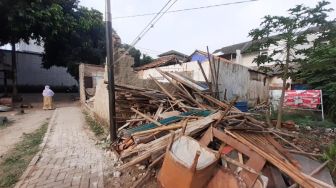 Rumah Nenek di Tangsel Ambruk Usai Diguyur Hujan, Cucu Nyaris Kena Reruntuhan
