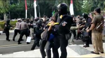 Propam Mabes Polri Diturunkan ke Polda Banten, Periksa Oknum Polisi Pembanting Mahasiswa
