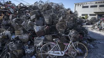 Sepeda dan suku cadang sepeda berada di tempat pembuangan sampah di Saitama, Jepang, pada (11/10/2021). [Charly TRIBALLEAU / AFP]