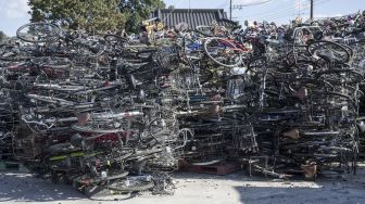 Sepeda dan suku cadang sepeda berada di tempat pembuangan sampah di Saitama, Jepang, pada (11/10/2021). [Charly TRIBALLEAU / AFP]