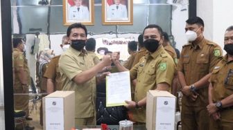 Kepala BKDPSDM Serahkan Arsip Inaktif Kantor Pendidikan dan Pelatihan Kota 