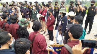 Aksi Mahasiswa Dihalau Polisi, Tuntut Kapolresta Tangerang Dicopot