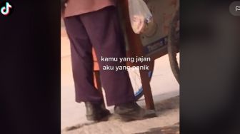 Penjual Bakso Pakai Sepatu Ini, Warganet: Kamu yang Jajan, Aku yang Panik