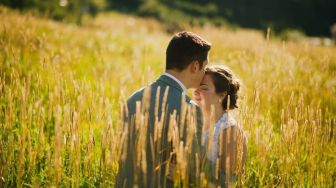 Romantis Pakai Bahasa Inggris, Rekomendasi 10 Ucapan Anniversary untuk Pasangan Tersayang