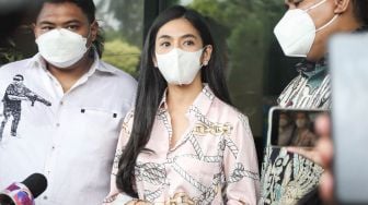 Putri Una atau DJ Una saat ditemui awak media usai menjalani sidang cerai di Pengadilan Agama Jakarta Selatan, Kamis (14/10/2021). [Suara.com/Alfian Winanto]