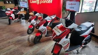 Kolaborasi GESITS - Lion Parcel: 10 Unit Motor Listrik Masuk Armada Pengantaran Barang