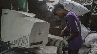 Pekerja menata limbah elektronik di tempat penampungan di Legok, Kabupaten Tangerang, Banten, Kamis (14/10/2021). [Suara.com/Hilal Rauda Fiqry]