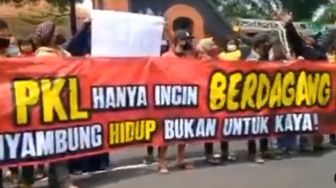 PKL Kediri Demo, Isi Posternya Menohok: Dagang Untuk Menyambung Hidup, Bukan Kaya