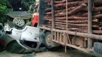 Kecelakaan di Riau, Ambulans Ringsek Nyaris Terbelah Ditabrak Truk Tronton