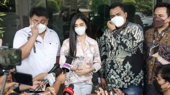 Putri Una atau DJ Una saat ditemui awak media usai menjalani sidang cerai di Pengadilan Agama Jakarta Selatan, Kamis (14/10/2021). [Suara.com/Alfian Winanto]