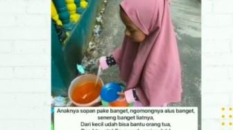 Viral Bocah Penjual Otak-Otak Pulang Sekolah, Warganet: Masyaallah Polos