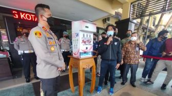 Top! Mahasiswa Universitas Brawijaya dan Polresta Malang Kota Ciptakan Dispenser Masker