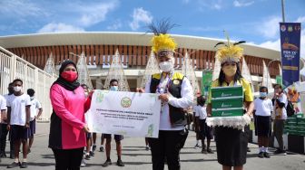 Perwosi Serahkan Bantuan 1.000 Sepatu Olahraga untuk Anak-Anak Papua dan Papua Barat