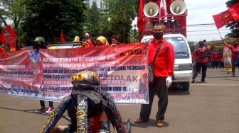 Blokade Jalan di Depan Gedung Sate, Segini Kenaikan Upah Minimum yang Diinginkan Buruh