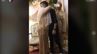 Hadiri Pernikahan Mantan, Pria Ini Dipeluk Haru Ibu Pengantin Wanita