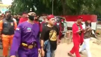 Ratusan Massa Ormas Betawi Datangi Polres Metro Bekasi Kota, Warganet: Jangan Kasih Kendor