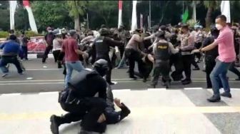 DPR Minta Polisi yang Banting Mahasiswa Saat Unjuk Rasa Disanksi