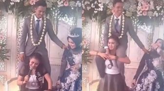 Gile Bener! Aksi Biduan Gendong Pengantin Pria