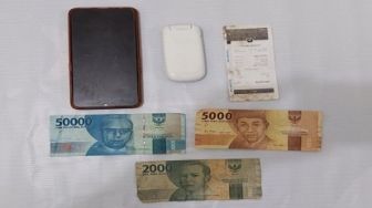 Lagi Enak-enak Nunggu Pembeli, Sehat Ditangkap Polisi, Jualan Apa?