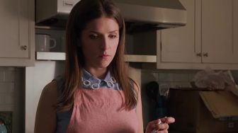 Sinopsis A Simple Favor: Upaya Anna Kendrick Temukan Sahabatnya yang Hilang