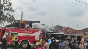 Kebakaran, Api Hanguskan Toko dan Rumah di Metro