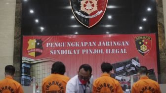 Sejumlah tersangka dihadirkan saat rilis kasus pengungkapan jaringan sindikat pinjaman online ilegal di Bareskrim Polri, Jakarta, Jumat (15/10/2021). [Suara.com/Angga Budhiyanto]