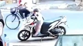 Viral Video Bocah Ngantuk Jatuh dari Motor, Warganet Geram Auto Hujat Emaknya
