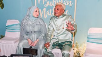 Pasangan Entis Sutisna alias Sule dan Nathalie Holscher saat ditemui awak media usai acara syukuran 7 bulanan di Tambun Selatan, Kabupaten Bekasi, Jawa Barat, Jumat (15/10/2021). [Suara.com/Alfian Winanto]