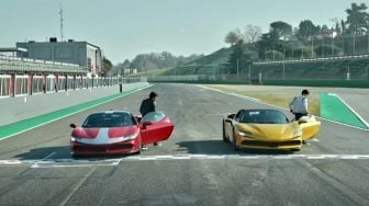 Charles Leclerc vs Carlos Sainz Jr. Balapan Pakai Ferrari SF90 Spider, Siapa Juaranya?