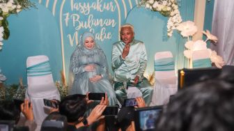 Pasangan Entis Sutisna alias Sule dan Nathalie Holscher saat ditemui awak media usai acara syukuran 7 bulanan di Tambun Selatan, Kabupaten Bekasi, Jawa Barat, Jumat (15/10/2021). [Suara.com/Alfian Winanto]