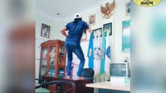 Viral Kasun Joget TikTok di Atas Meja Kantor Desa Trayang Nganjuk, Warganet: Memalukan