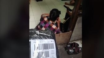 Kocak! Antar Paket saat Penerimanya Asik Karaoke, Kurir Ini Malah Ikutan Nyanyi