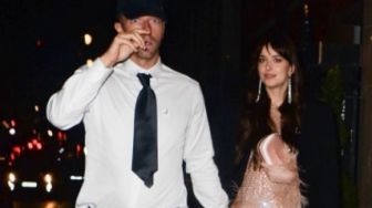 Segini Gaji Dakota Johnson yang Mandi di India Bersama Kekasih