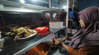 Mencicipi Lezatnya Katupek Gulai Tunjang di Medan